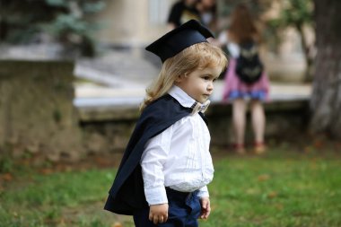 Yeşil çimenlerin üzerinde manto küçük çocuk çocuk