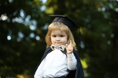 Küçük çocuk çocuk manto açık