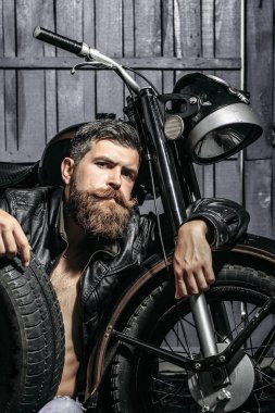 Sakallı adam hipster motorcu