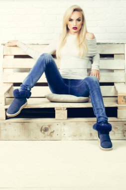 Güzel kız koltukta oturur