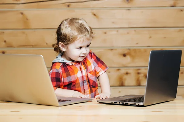 Leuke jongen speelt op computers — Stockfoto