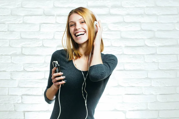 Chica feliz escucha música —  Fotos de Stock