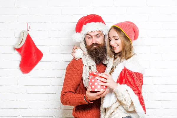 Jovens sorrindo casal de Natal — Fotografia de Stock