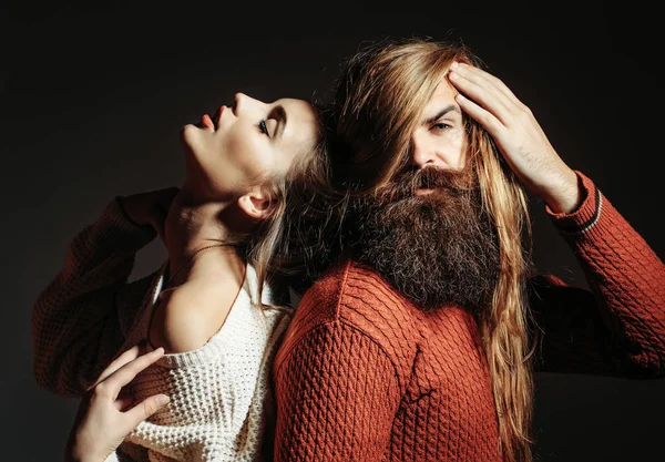 Casal jovem com cabelo bagunçado — Fotografia de Stock