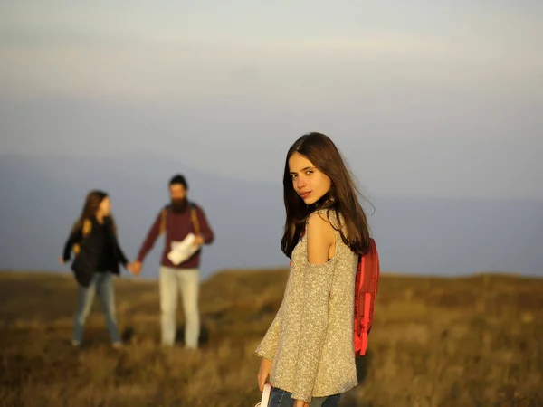 Girl with backpack on mountain — Stock Photo, Image
