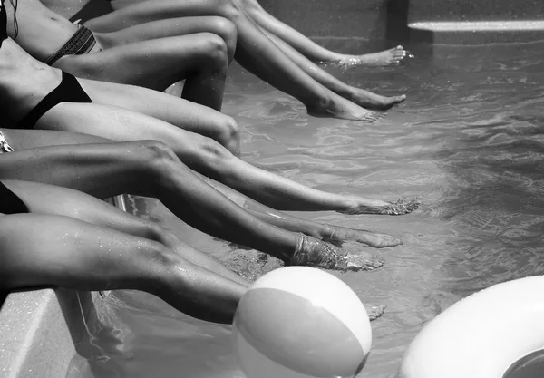 Kvinnliga ben spela i vatten — Stockfoto