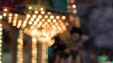 Işıklı dönen atlıkarınca ışıklar gece yak²n lunaparkta 