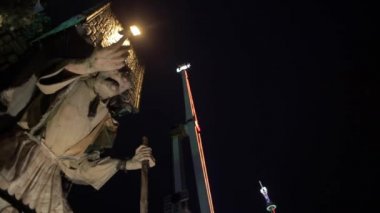 Prag - Şubat 2016: Korkunç canavar geceleri eğlence parkı içinde onun ağız ve bocalama taşır 