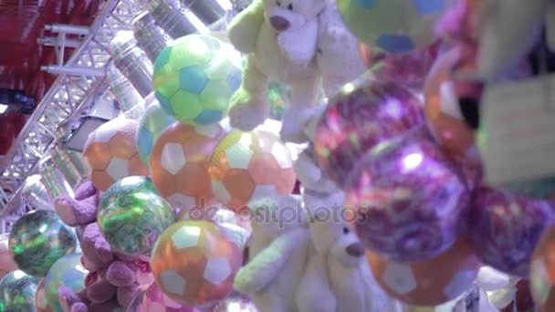 De nombreux souvenirs et jouets à la foire, fond coloré lumineux 