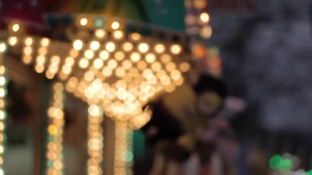 Spinning lumières de carrousel lumineux dans le parc d'attractions la nuit hors foyer — Video