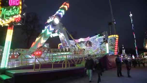 Praga - Março de 2016: Feira e parque de diversões à noite — Vídeo de Stock