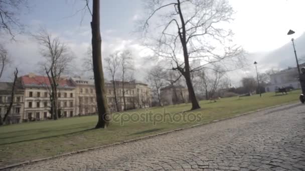 Lidé cestují na segway - městské ulice ve městě — Stock video