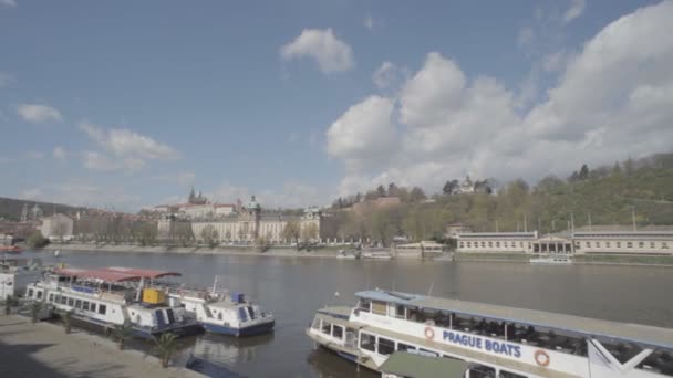 Prague, Tsjechië - maart 2016: toeristische Praag boten op de Moldau in Praag — Stockvideo