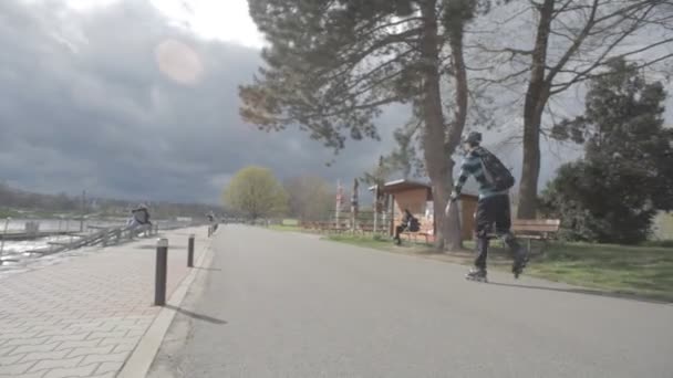 Прага - 2016 березня: прогулянка на роликових ковзанах і їзди на велосипеді в парку, здорового способу життя в місті — стокове відео
