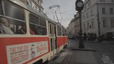 Prag - Mart 2016: Kırmızı tramvay, Prag sokaklarında