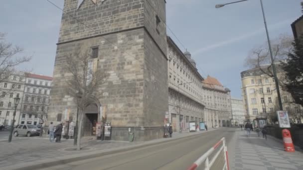 Prague, Tsjechië - maart 2016: Praag stadscentrum met zijn beroemde rode Trams en voetgangers — Stockvideo