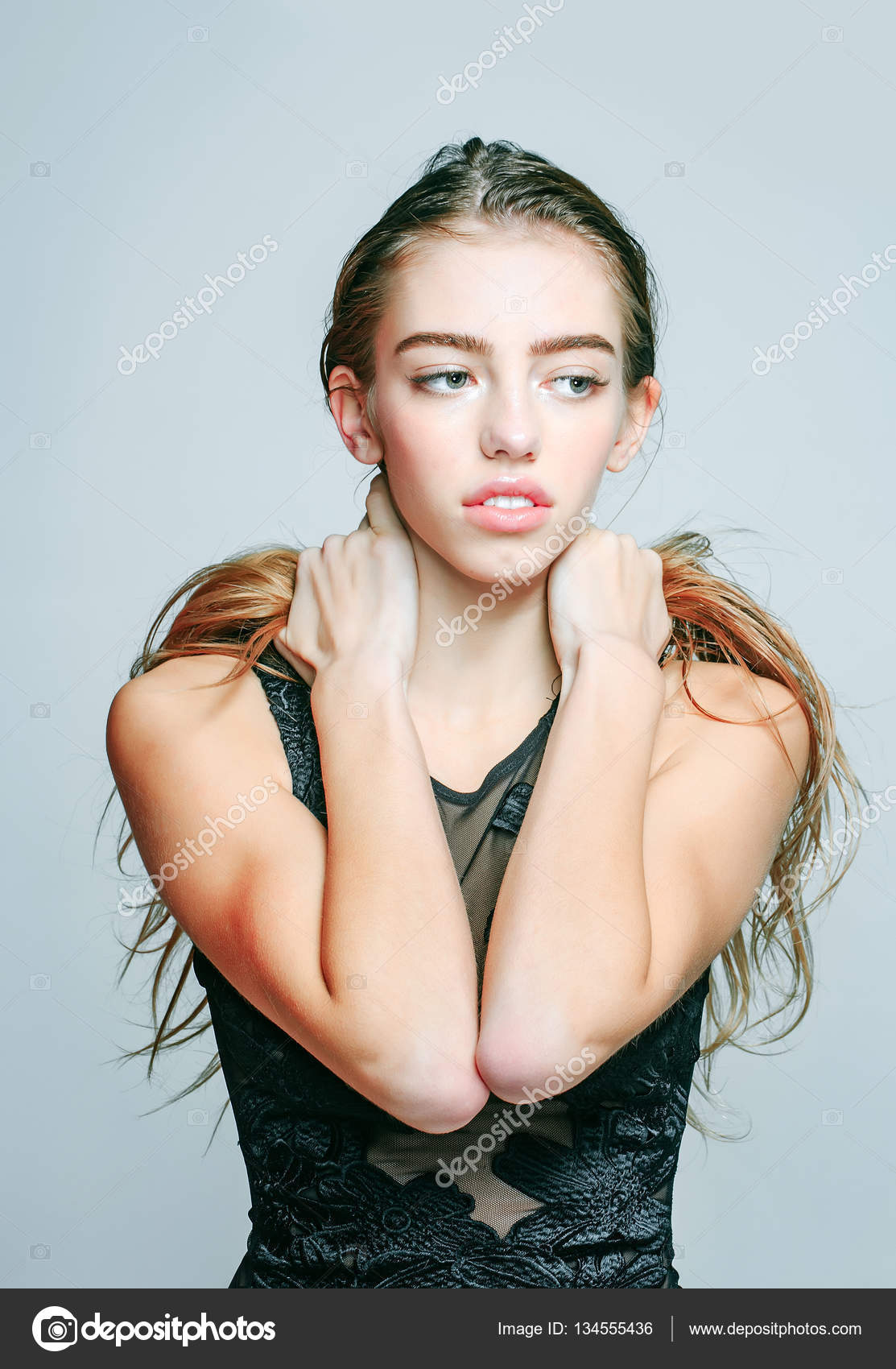 Menina Sem Maquiagem No Rosto Adorável E Cabelo Longo Loiro. Mulher Bonita  Posando No Vestido Azul No Fundo Branco. Cosméticos E Cuidados Com A Pele.  Cosmetologia. Beleza E Cabeleireiro Salão Foto Royalty