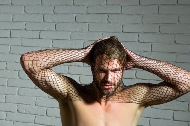 Adam hırsız maske takıyor