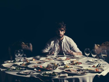 Yakışıklı adam masada yiyor