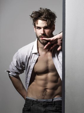 Düşünceli yakışıklı kaslı adam