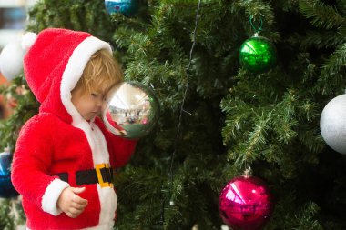 Noel Baba çocuk süslü ağacıyla