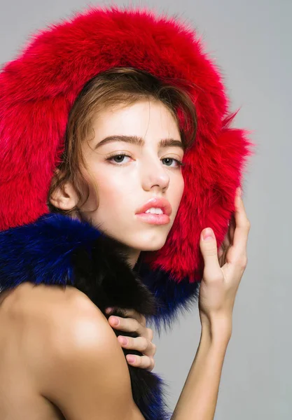 Pretty girl wears fur stole — Stock Photo, Image