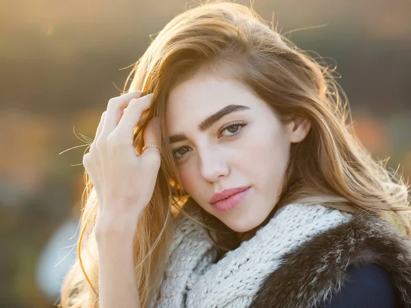 Bella ragazza con sciarpa lavorata a maglia — Foto Stock