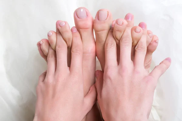 Ženské prsty mezi prsty u nohou — Stock fotografie