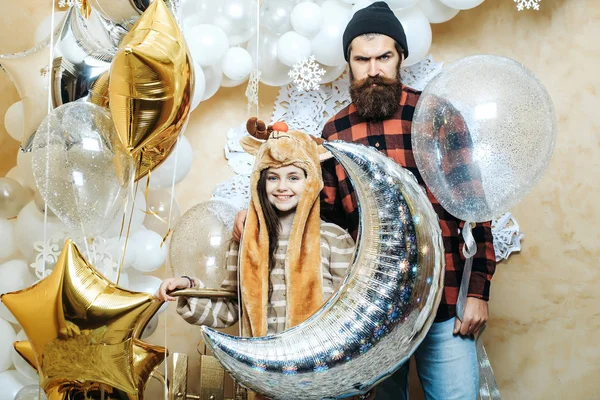 Natal pai e menina com balões — Fotografia de Stock