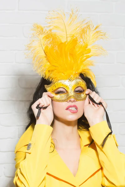Menina bonita em máscara de carnaval — Fotografia de Stock