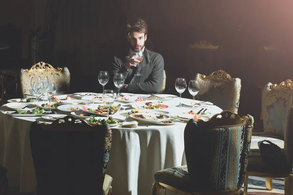 Yakışıklı adam içki şarap