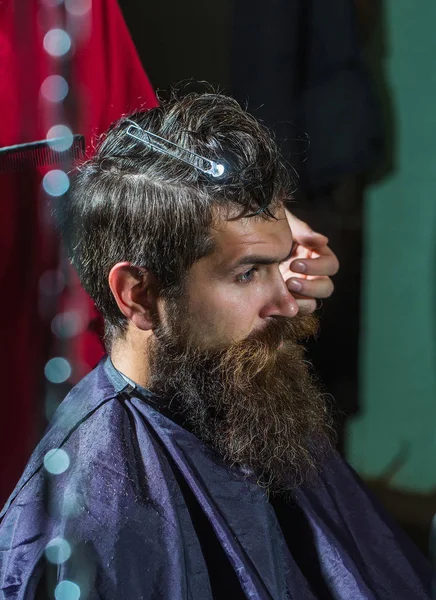 Красивий бородатий чоловік в перукарні — стокове фото