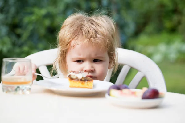 Erkek bebek tatlı yiyor — Stok fotoğraf