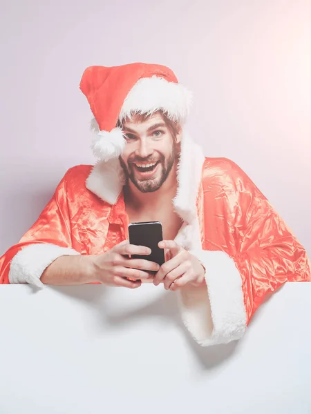 Ευτυχισμένος άνθρωπος santa με κινητό τηλέφωνο — Φωτογραφία Αρχείου