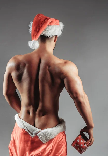 Hombre muscular desnudo con abrigo de santa —  Fotos de Stock