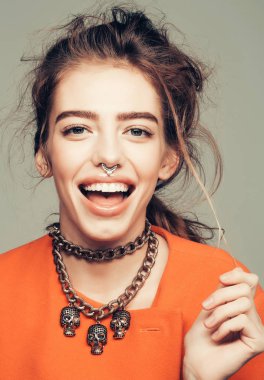 Metalik zinciri ile mutlu kız