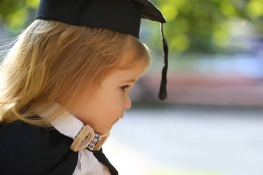 Küçük çocuk çocuk manto açık