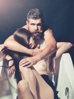 sakallı adam ve çıplak kız