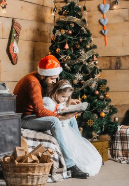 Sakallı Noel Baba ve kız okuma