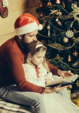 Sakallı Noel Baba ve kız okuma