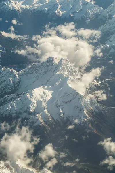 Alpen bergen achtergrond met Kerstmis — Stockfoto