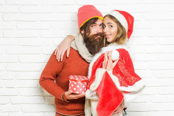 Giovane sorridente coppia di Natale — Foto Stock