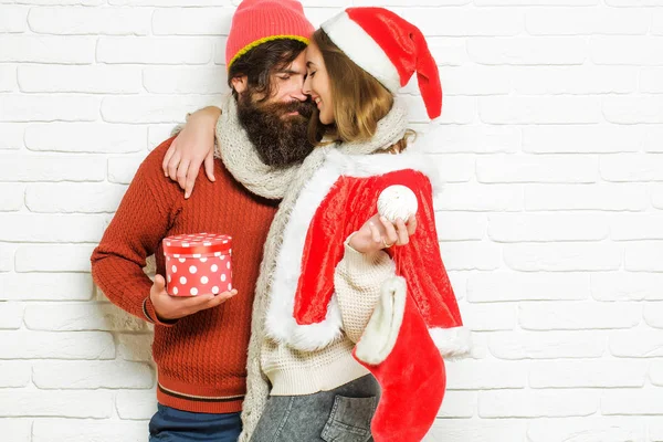 Joven sensual pareja de Navidad — Foto de Stock