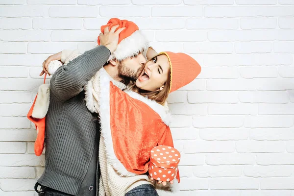 Jovem feliz beijando casal de Natal — Fotografia de Stock