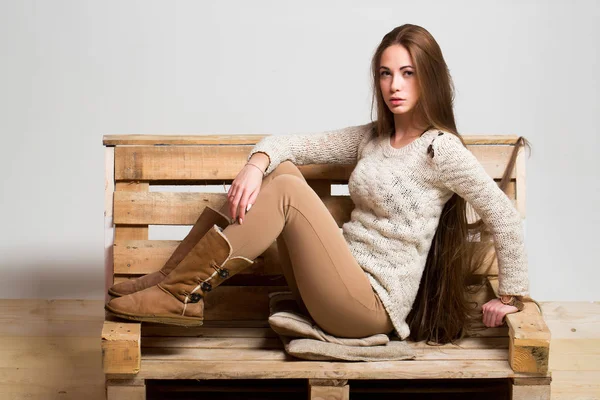Menina bonita no sofá de madeira — Fotografia de Stock