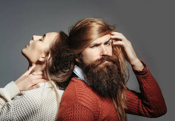 Casal jovem com cabelo bagunçado — Fotografia de Stock