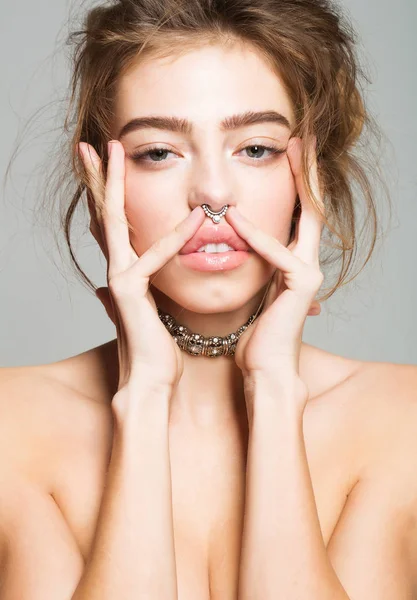 Chica bonita con anillo en la nariz — Foto de Stock