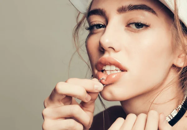 Bella ragazza sexy piercing labbro — Foto Stock
