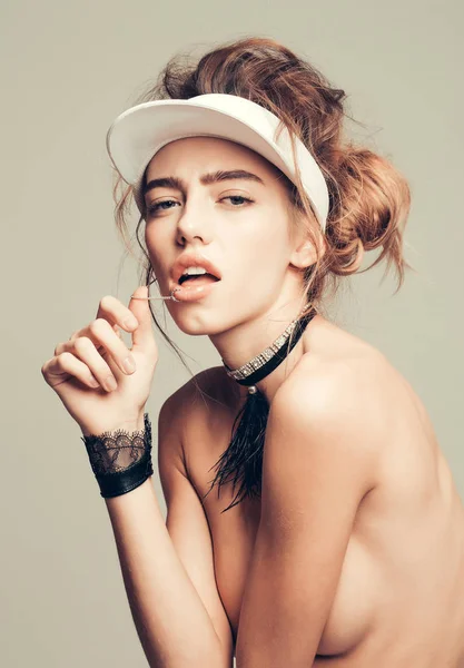 Ziemlich sexy Mädchen piercing Lippe — Stockfoto