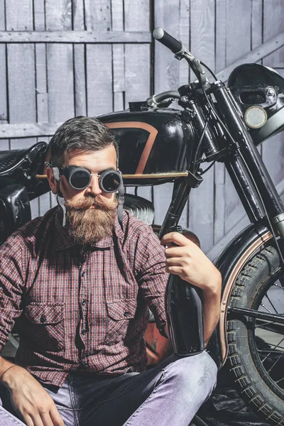 Бородатий велосипедист з пляшкою — стокове фото